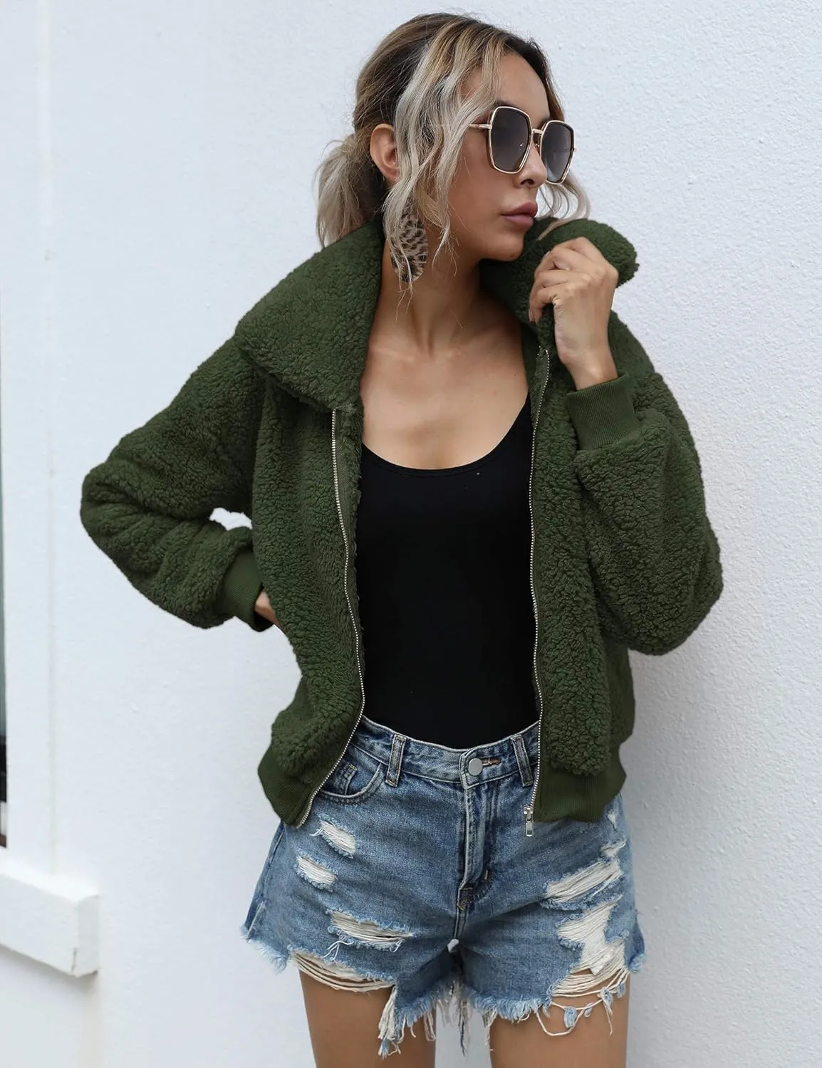 AKEWEI Women's Short Faux Fur Coat Casual Shaggy Jacket with Pockets Warm Winter Zip-Up Fluffy Outwear